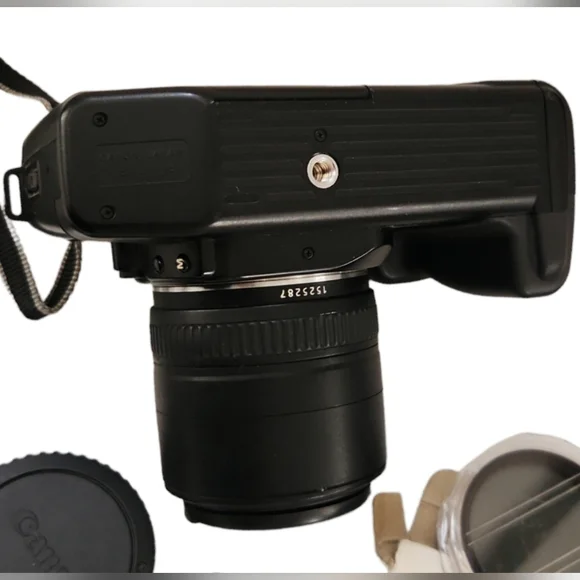 CANON EOS 650 SLR 35mm Film Camera Huge Lot 2-Lens, Flash, Batteries Filter and - Picture 4 of 11